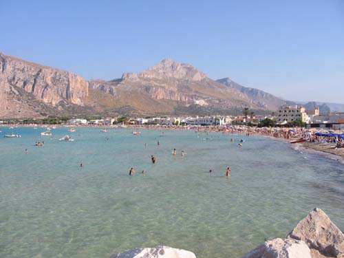 San Vito Lo Capo: Ashtrays free for tourists and bathers